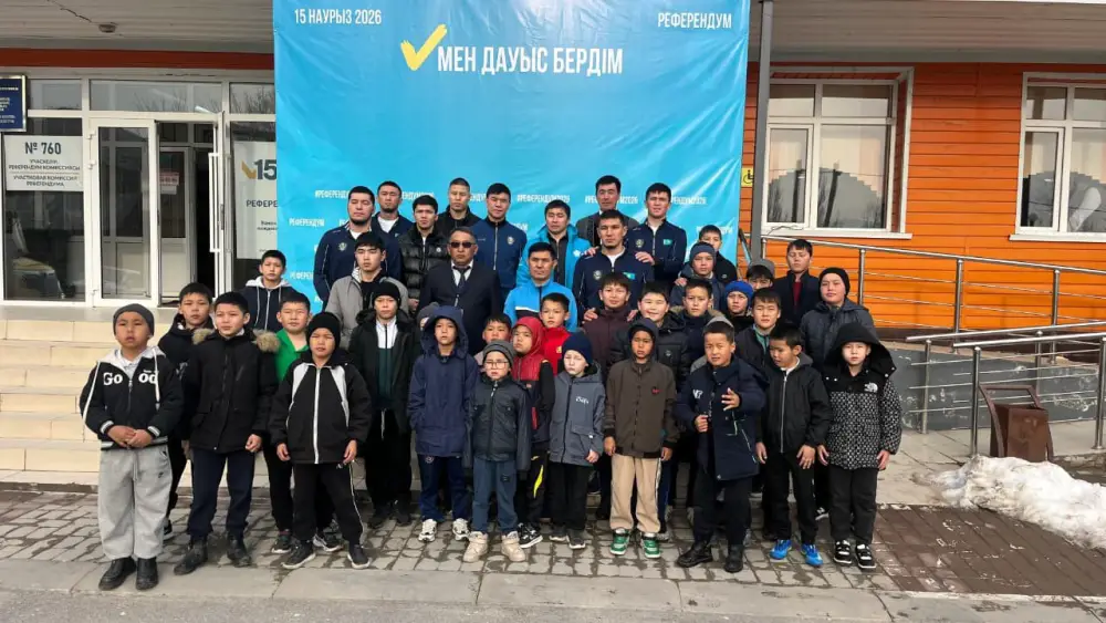 Участие спортсменов сборной Казахстана по боксу в референдуме в Туркестанской области {city2}