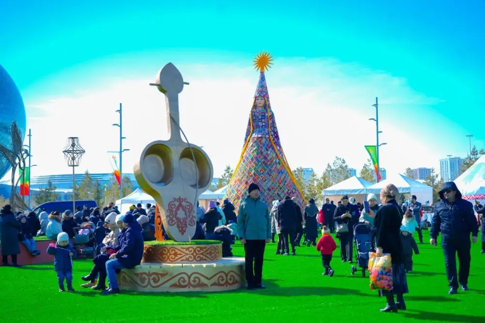 В Астане сотни горожан создали арт-инсталляцию на площади EXPO {city2}