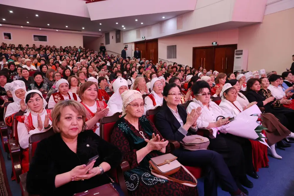 Ербол Карашукеев поздравил жительниц Жамбылской области с 8 Марта (2)