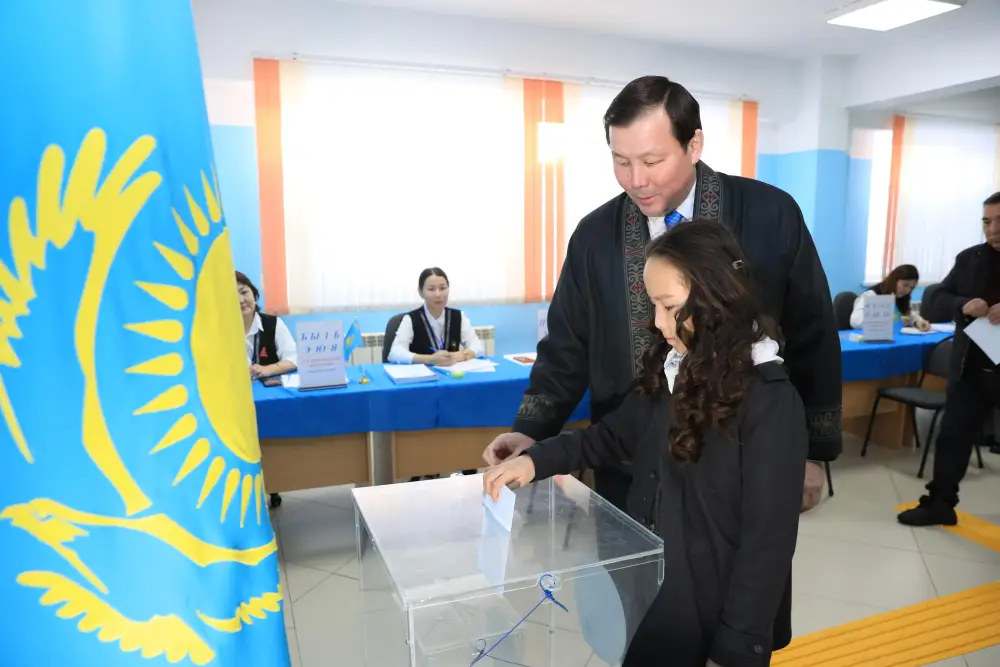 Голосование как шаг к светлому будущему: Аким Актюбинской области Асхат Шахаров на референдуме {city2}