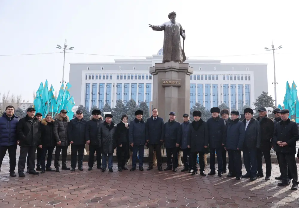 Цветы памяти: в Таразе почтили великого Жамбыла у его памятника {city2}