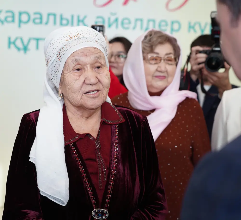 АКИМ ТУРКЕСТАНСКОЙ ОБЛАСТИ ВСТРЕТИЛСЯ С МНОГОДЕТНЫМИ И УВАЖАЕМЫМИ МАТЕРЯМИ И ПОЗДРАВИЛ ИХ С ПРАЗДНИКОМ (2)