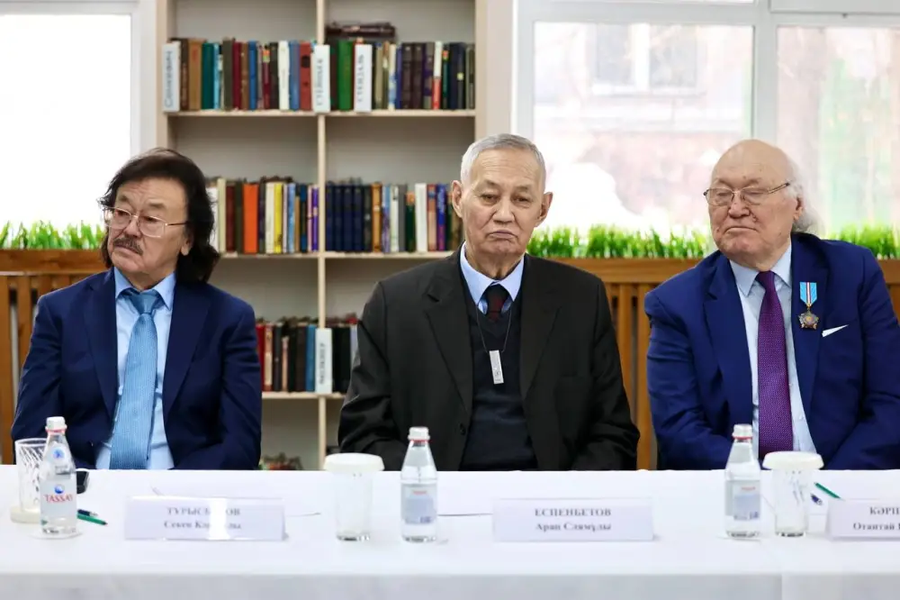 Влияние Новой Конституции на культурную идентичность: встреча с творческой интеллигенцией Абайской области {city2}