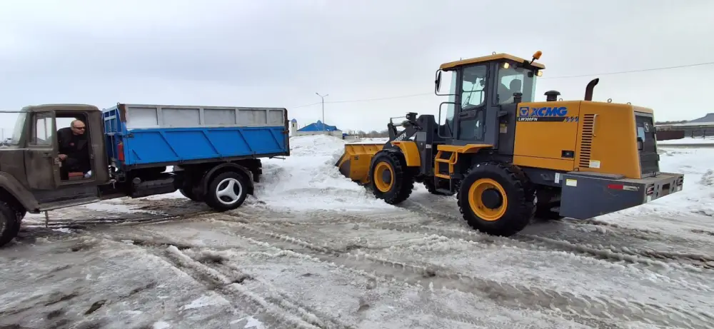В области Абай продолжаются работы по вывозу снега и откачке талых вод (2)
