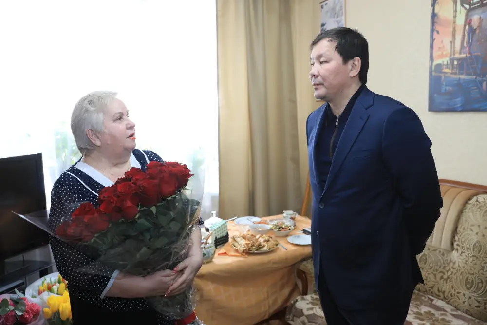 Асхат Шахаров в честь 8 Марта посетил дома актюбинок, внесших вклад в развитие области (4)