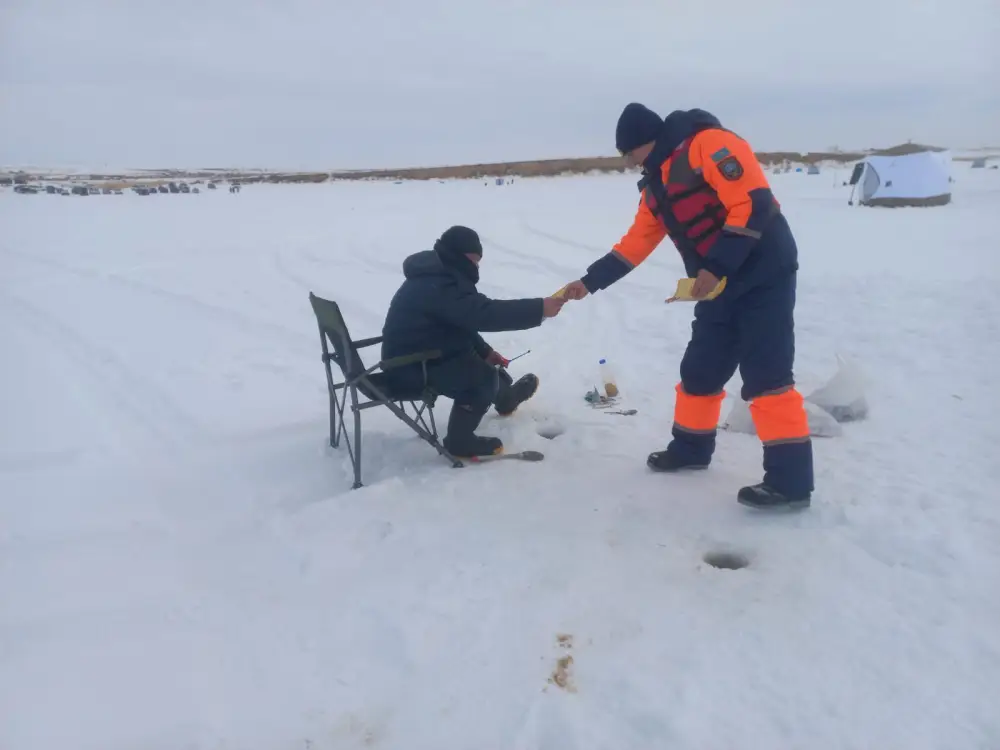 В ДЧС ВКО предупреждают: весенний лед крайне опасен (2)