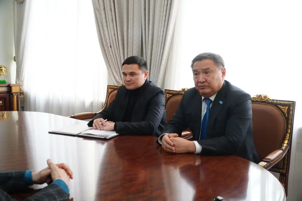 Марат Ахметжанов АӨСШК халықаралық бақылаушыларымен кездесті {city2}