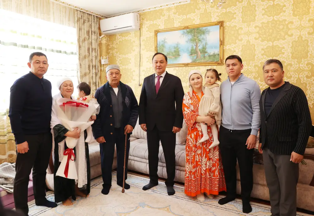 Ербол Карашукеев поздравил труженицу тыла и ветерана труда с 8 Марта (2)