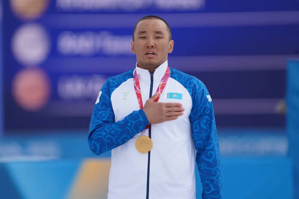 Ербол Хамитов чемпион Паралимпийских игр Милан Кортина золото парабиатлон бронза лыжные гонки {city2}