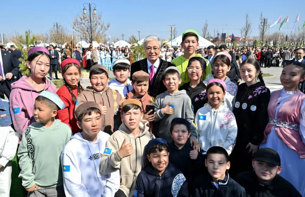 Глава государства принял участие в народных гуляньях по случаю праздника Наурыз (3)