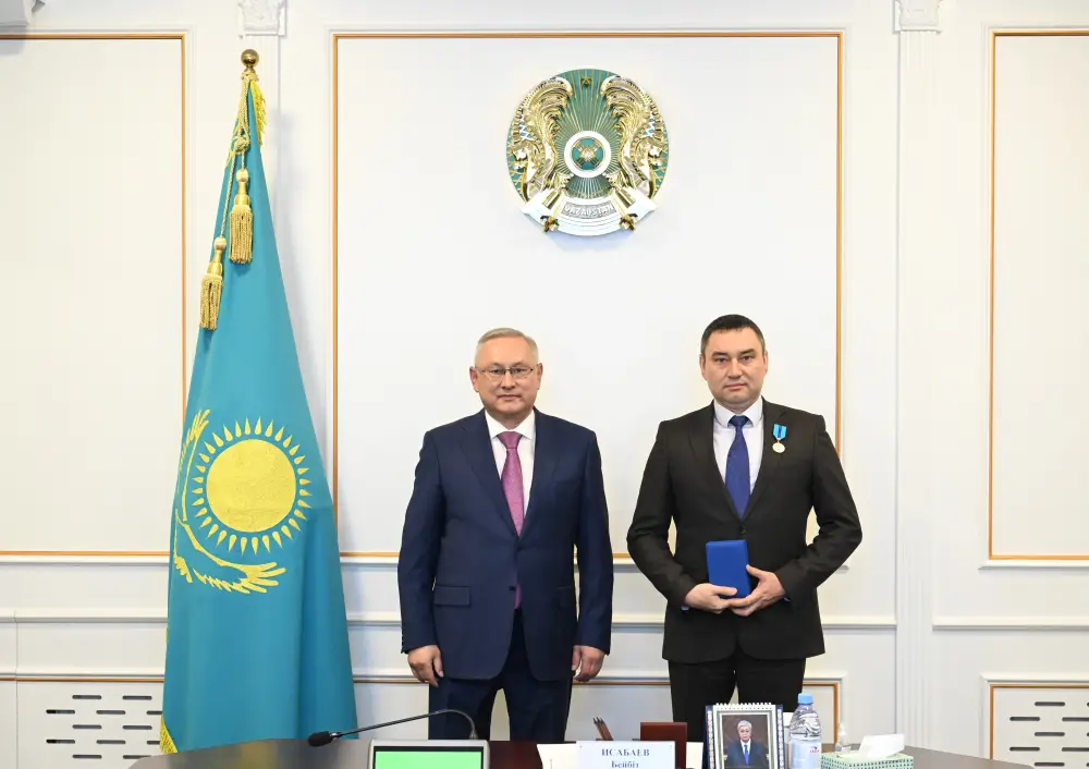 Бейбит Исабаев вручил ряду жетысуских граждан государственные награды (7)