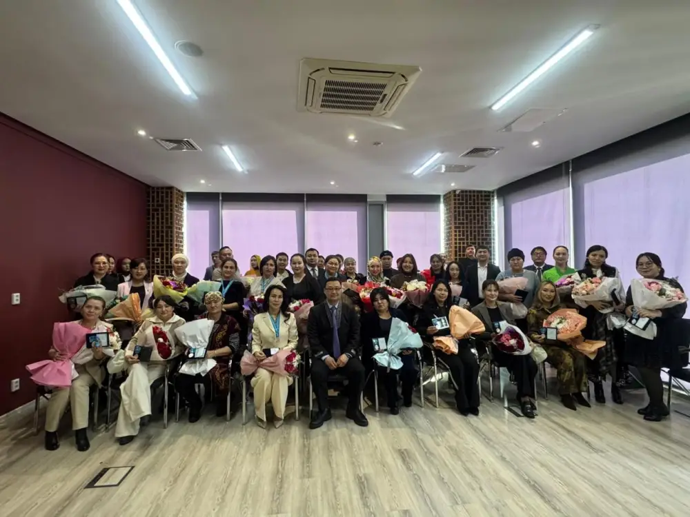 В Астане многодетным матерям вручили подвески «Алтын алқа» и «Күміс алқа» {city2}