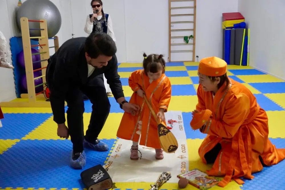 Тепло национальных традиций: в Астане дети с особыми потребностями отметили обряд тұсаукесер {city2}