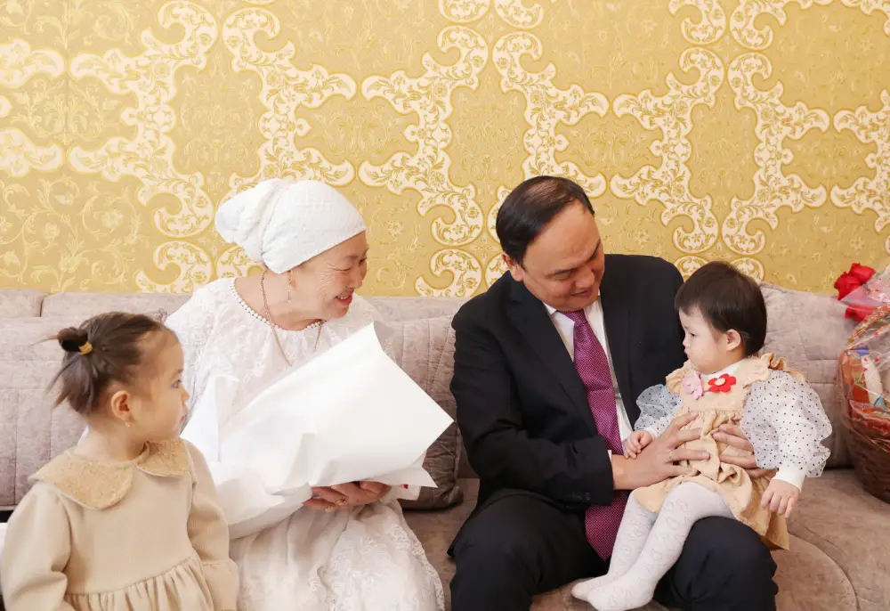 Ербол Карашукеев поздравил труженицу тыла и ветерана труда с 8 Марта (3)