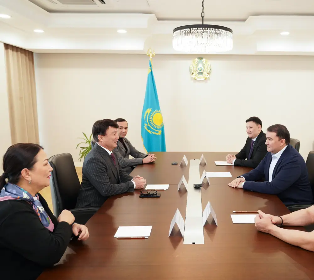 АКИМ ТУРКЕСТАНСКОЙ ОБЛАСТИ ВСТРЕТИЛСЯ С ИЗВЕСТНЫМИ ДЕЯТЕЛЯМИ КУЛЬТУРЫ И ОБМЕНЯЛСЯ С НИМИ МНЕНИЯМИ (3)