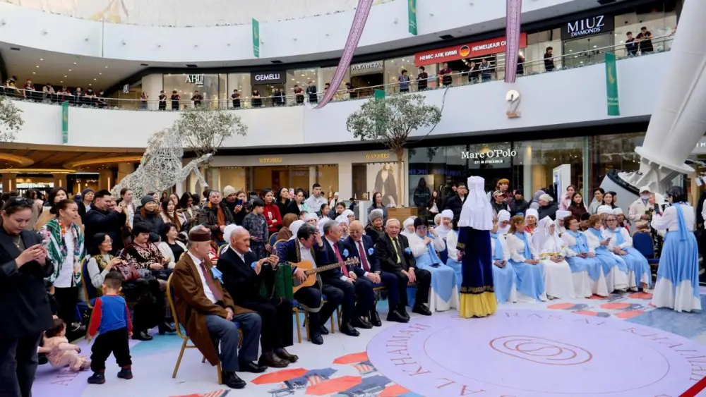 В Астане прошел городской конкурс молодых дизайнеров "ӘСЕМ FASHION" с участием ИИ-робота {city2}