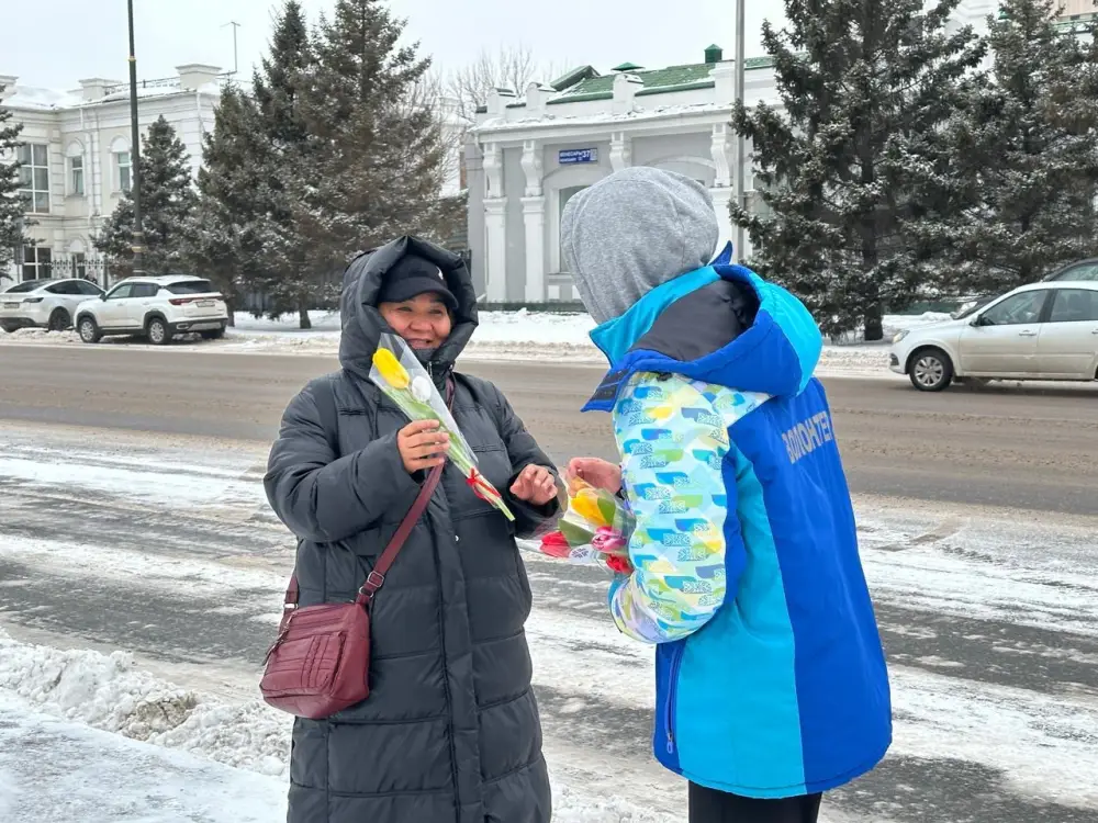 «Көктем шуағы»: в Астане волонтеры раздали женщинам цветы (8)