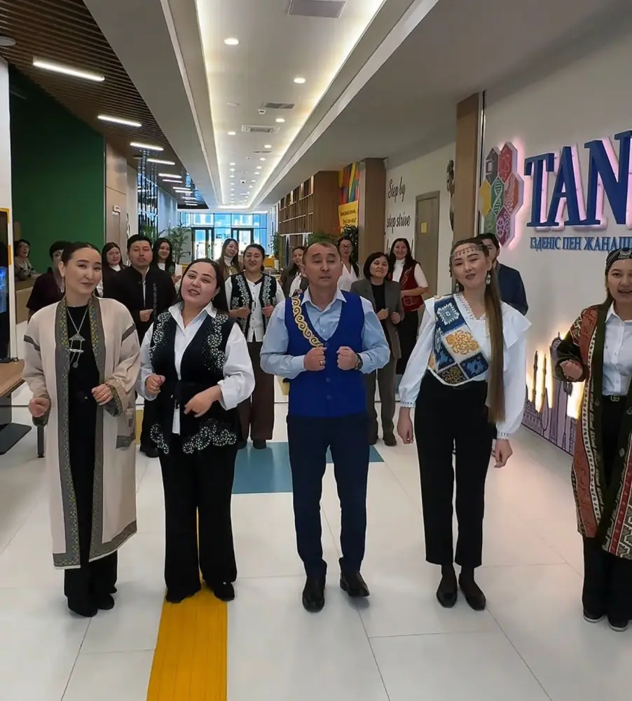 Астанинские педагоги инициируют новый тренд благодарности с культурным шоу {city2}