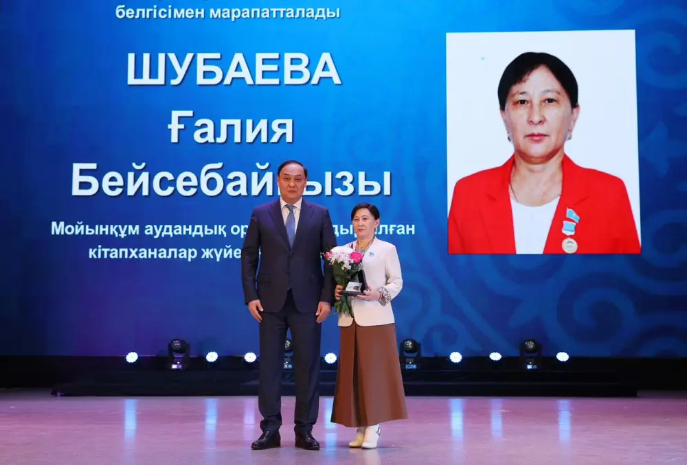 Ербол Карашукеев поздравил жительниц Жамбылской области с 8 Марта (3)