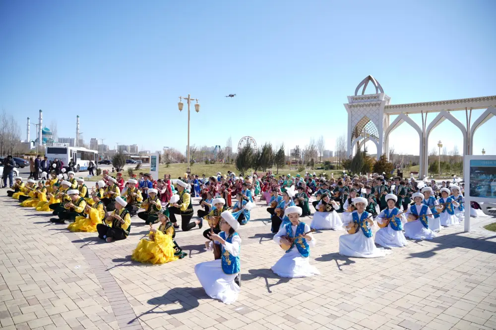 Более 500 юных домбристов в Туркестане исполнили кюи в едином музыкальном потоке {city2}