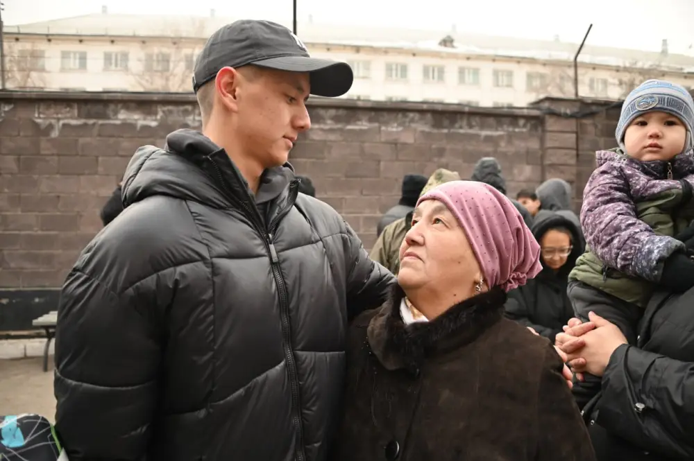 Весенний призыв: в Астане и в регионах проводили первых новобранцев на срочную воинскую службу (7)