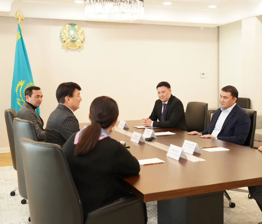 Аким Туркестанской области обсудил культуру с деятелями {city2}