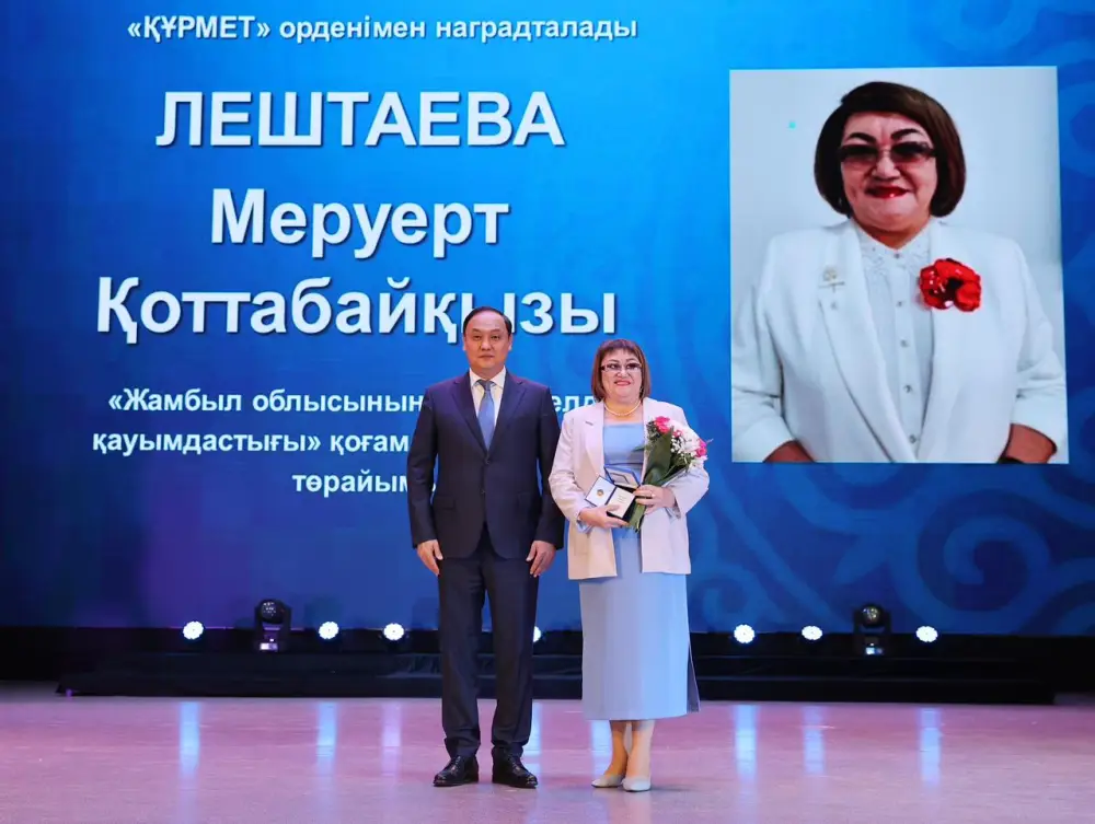 Ербол Карашукеев поздравил жительниц Жамбылской области с 8 Марта (7)