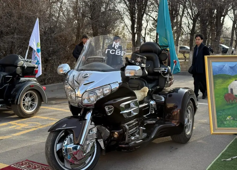 Автопробег на ретро-автомобилях организовали в Қонаеве в день референдума (2)