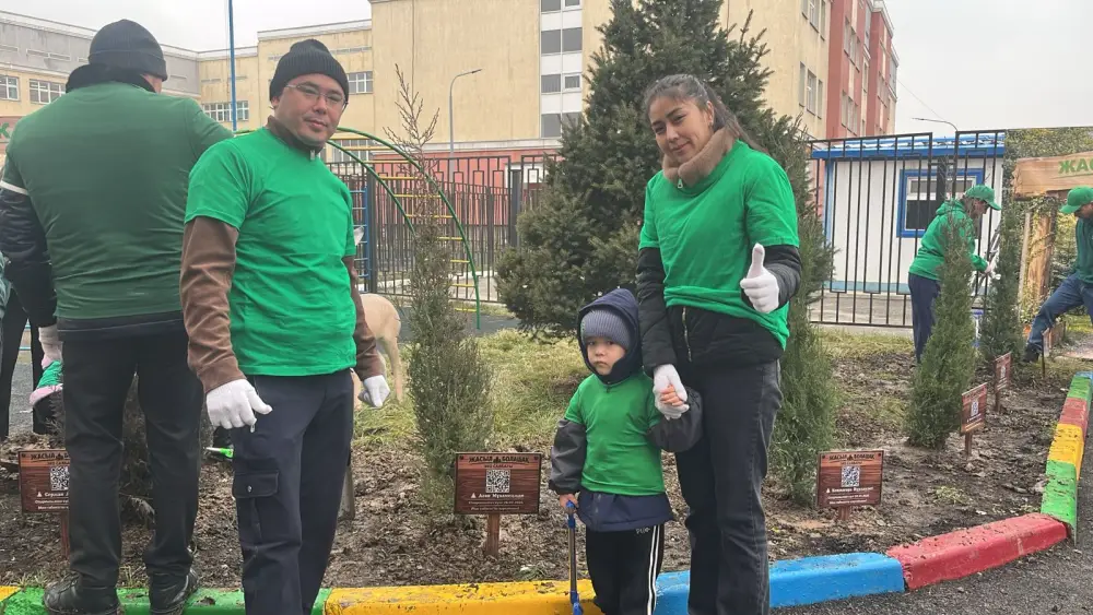 Дети и родители высадили деревья в Алматы {city2}