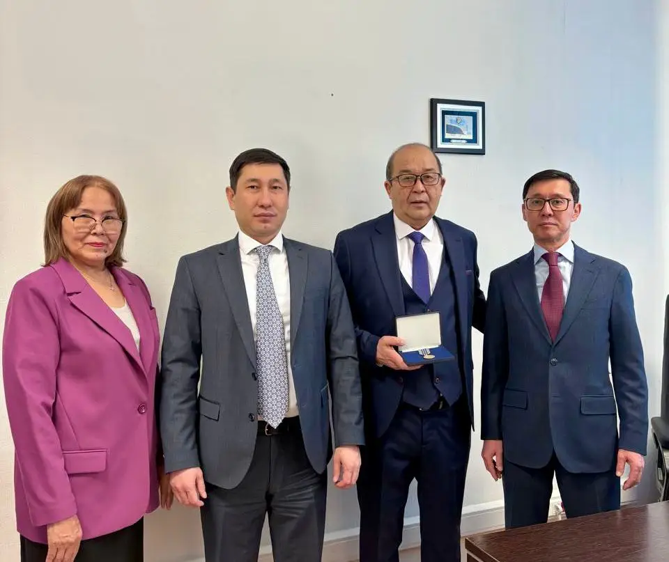 В Алматы наградили ветерана финансовой системы {city2}