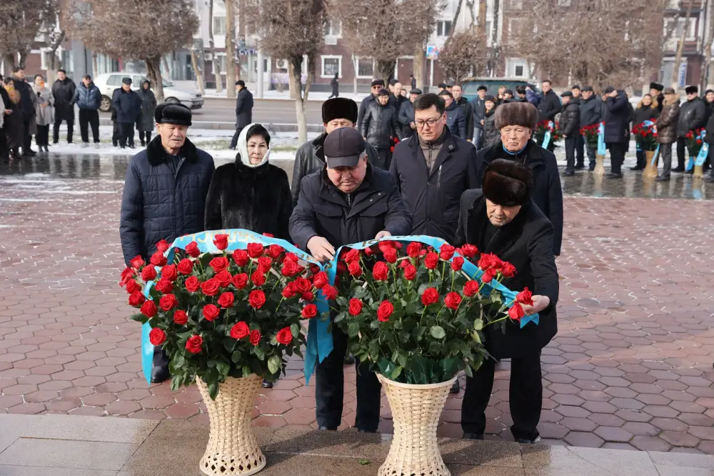 В Таразе состоялась церемония возложения цветов к памятнику Жамбылу Жабаеву (8)
