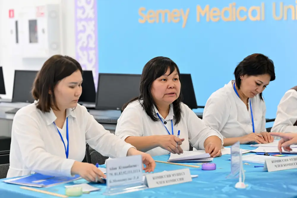 Аким области Абай проголосовал на референдуме (8)