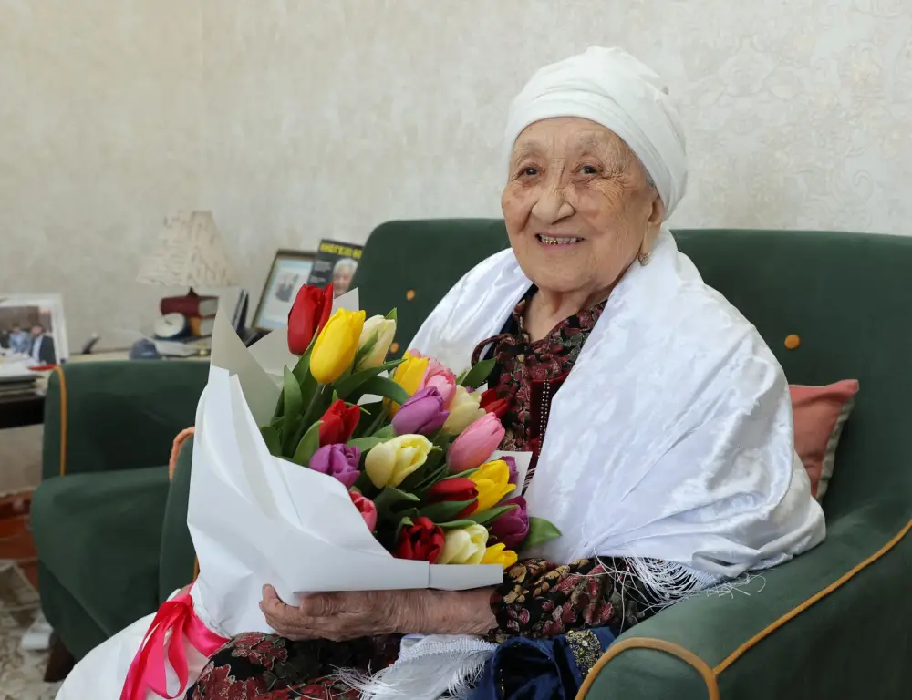 Ербол Карашукеев отмечает вклад женщин труда в международный женский день {city2}