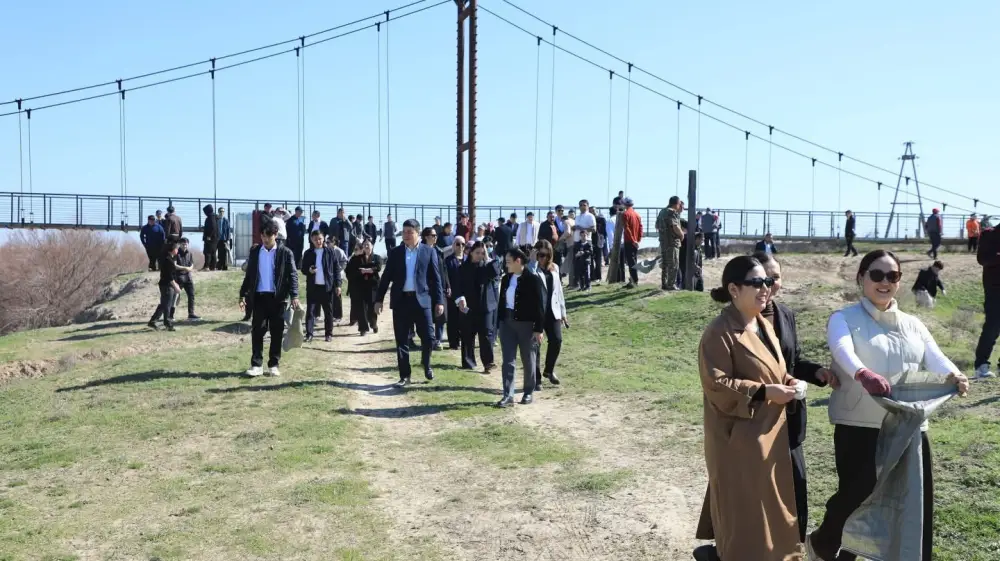 В Арыси прошел субботник по очистке берегов реки в рамках акции «Мөлдір бұлақ» {city2}