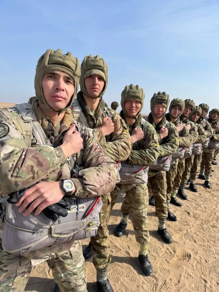 Первокурсники Военного института Сухопутных войск успешно выполнили свои первые учебные прыжки с парашютом {city2}