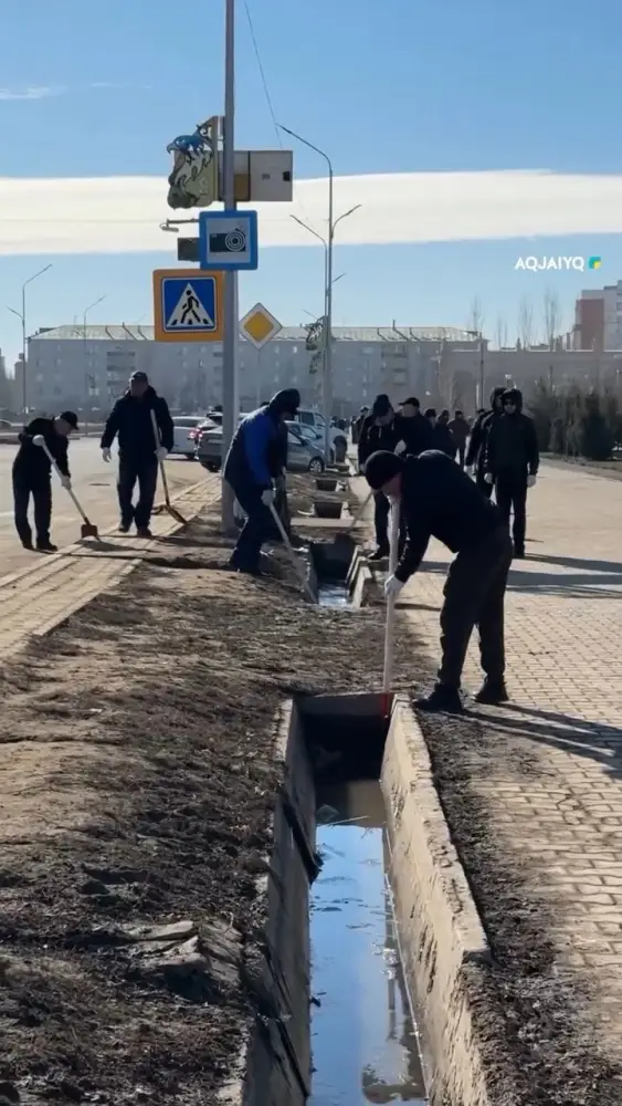 Уральск: стартовал первый общегородской субботник года с участием 300 человек {city2}