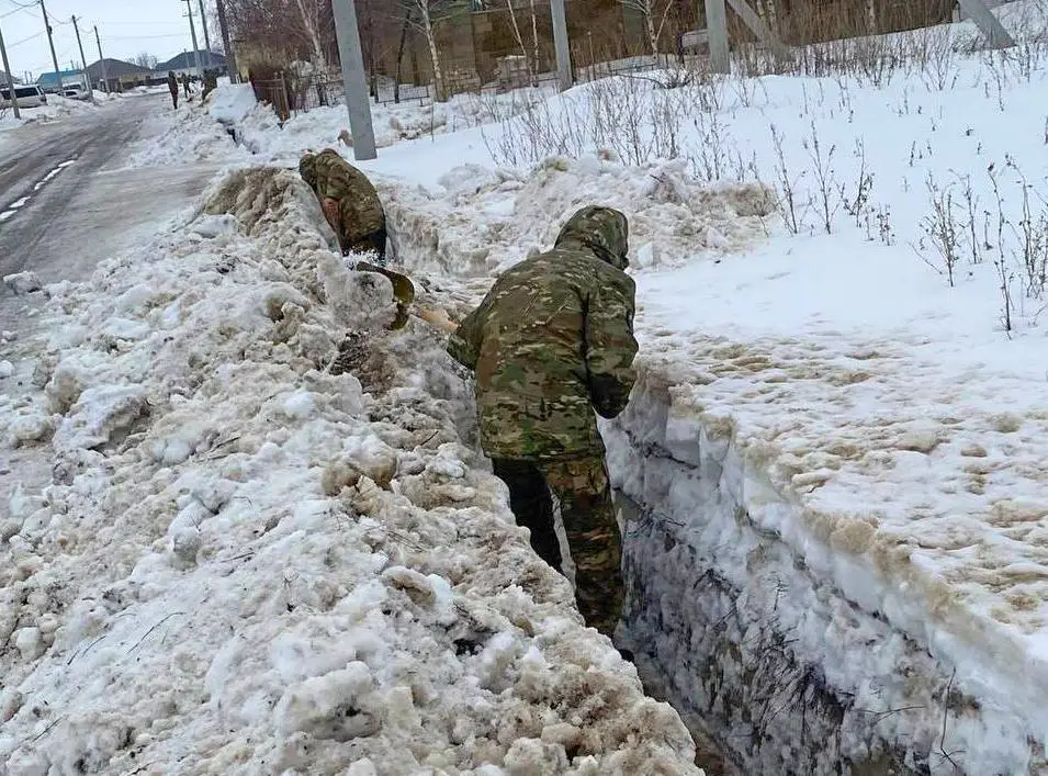 Сотрудничество армии и местных служб в очистке арыков и каналов от снега в Уральске {city2}