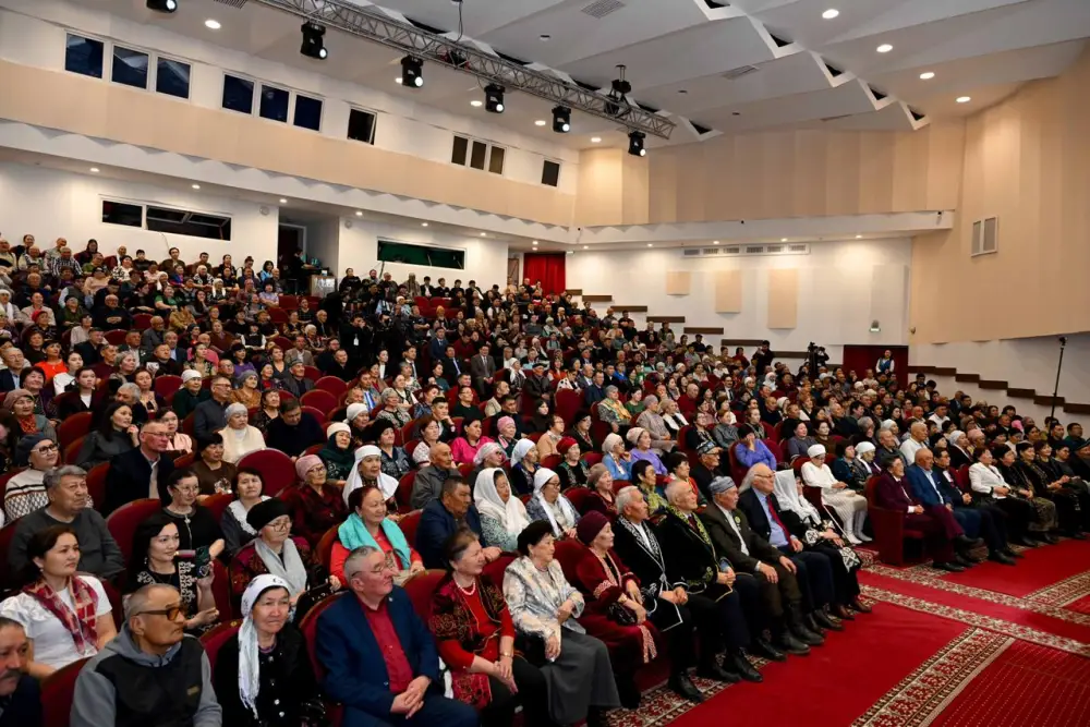 Республиканский командный айтыс в Семее поэты Абай и Западно-Казахстанская область {city2}