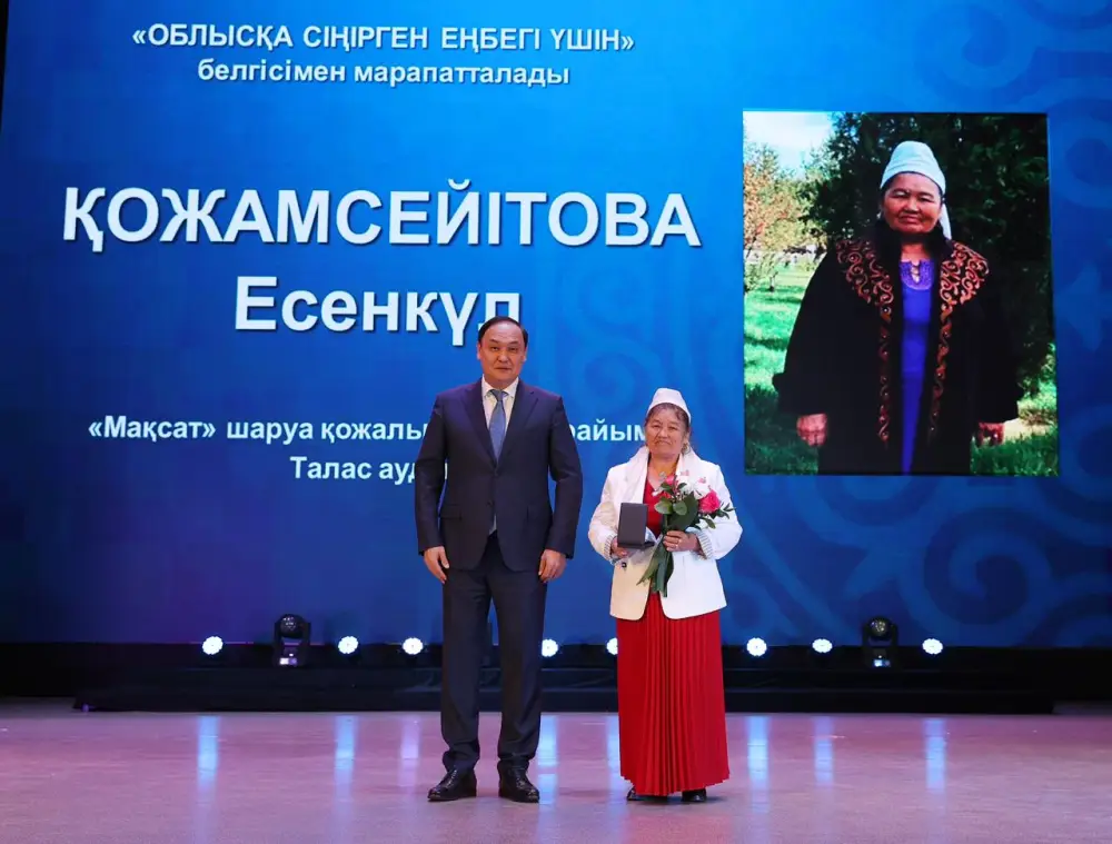 Ербол Карашукеев поздравил жительниц Жамбылской области с 8 Марта (5)