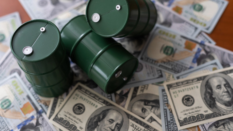 Социальные последствия возможного роста цен на нефть до 200 долларов: как это отразится на жизни американцев? {city2}
