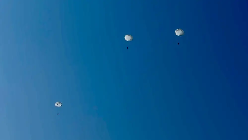 Курсанты военного института впервые выполнили учебные прыжки с парашютом (6)