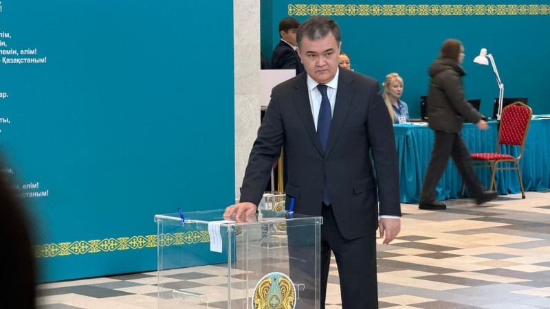 Аким Астаны Женис Касымбек поддержал конституционную реформу, что может изменить политический ландшафт столицы {city2}