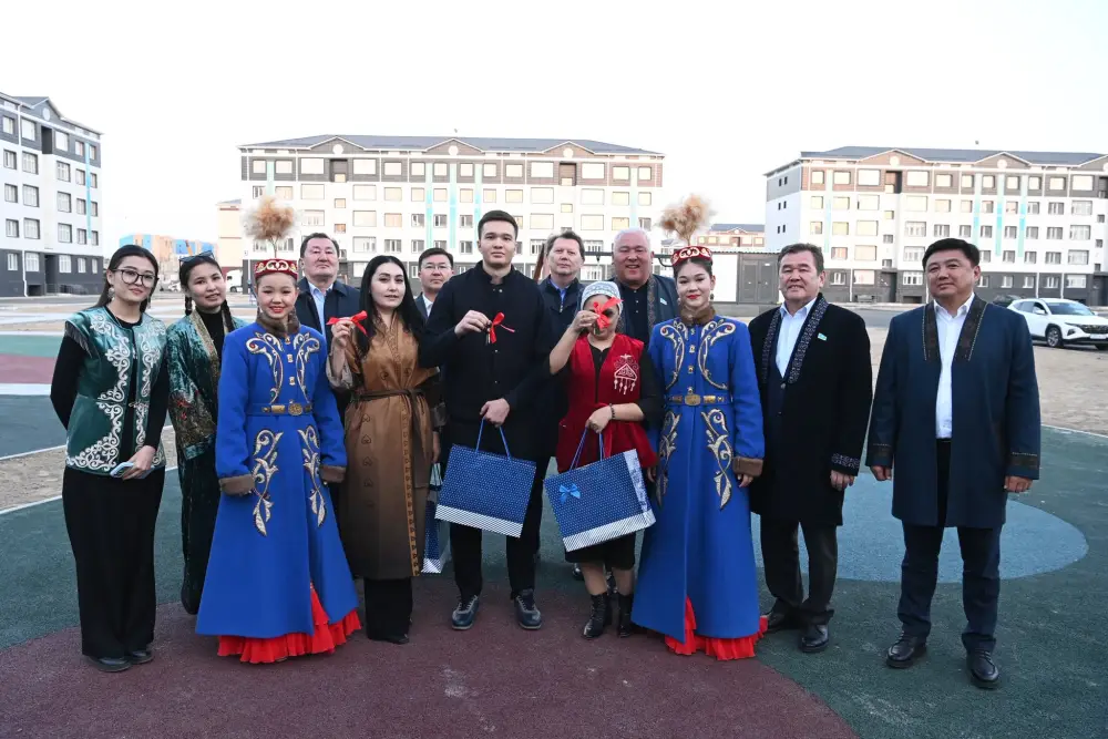 400 семей получили ключи от новых квартир на левом берегу {city2}