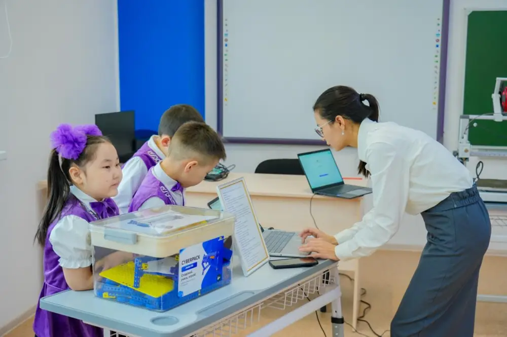 Новая образовательная модель на основе STEAM и ИИ: как семинар в Астане изменит подход к обучению в школах {city2}