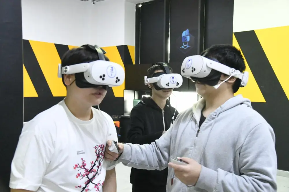 Попробовать себя в будущей профессии смогли столичные студенты благодаря виртуальной реальности (5)