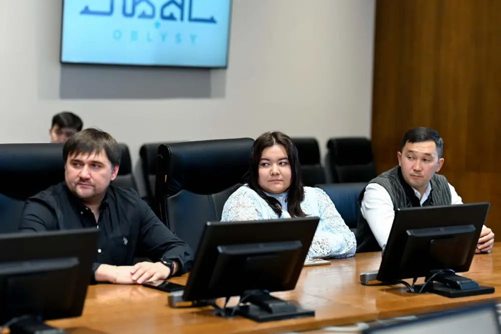 Активным участникам политической и общественной жизни региона оказано почтение (2)