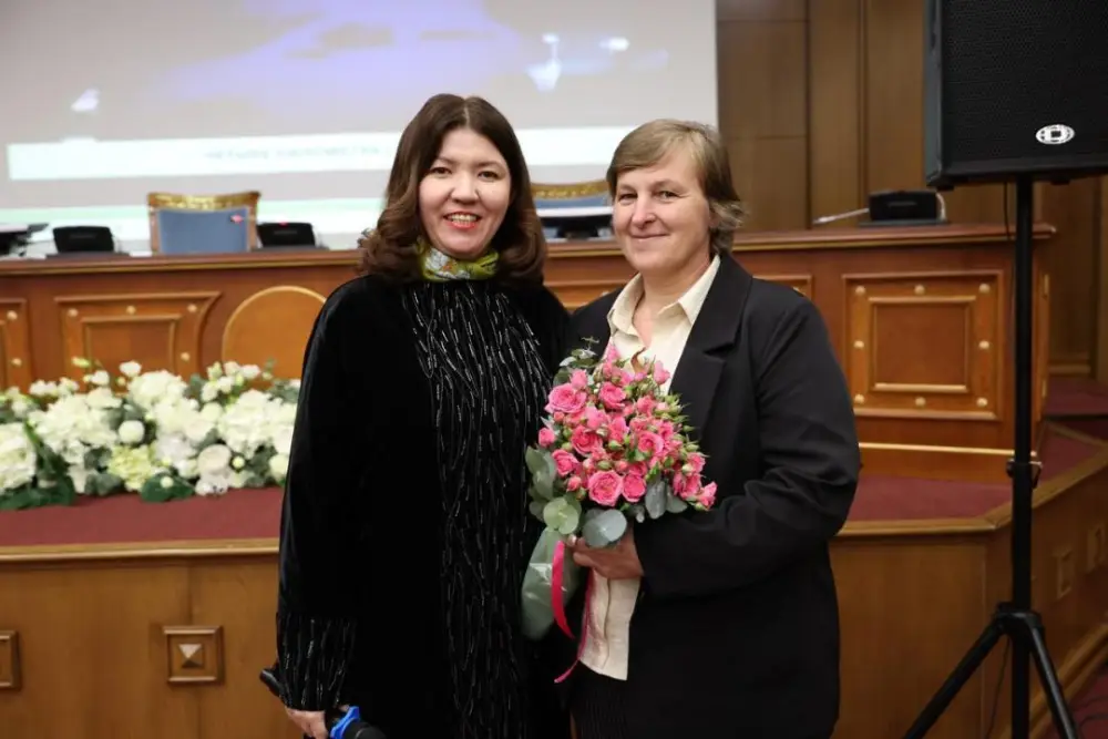 Награждение учителя Марии Бедриной знаком Почетный работник сферы образования в Министерстве просвещения {city2}