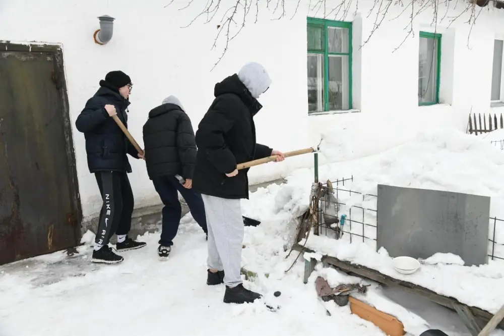 Активисты столичного Дома дружбы убрали снег во дворах пенсионеров (6)