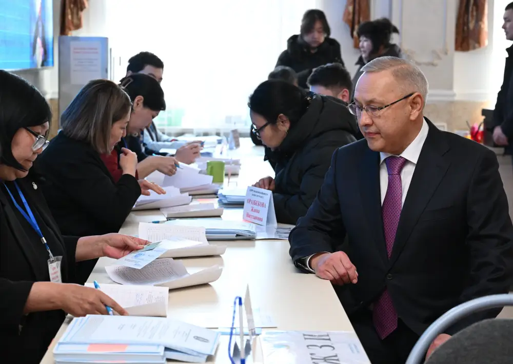 Аким Жетісу Бейбит Исабаев голосует на референдуме по новой Конституции {city2}