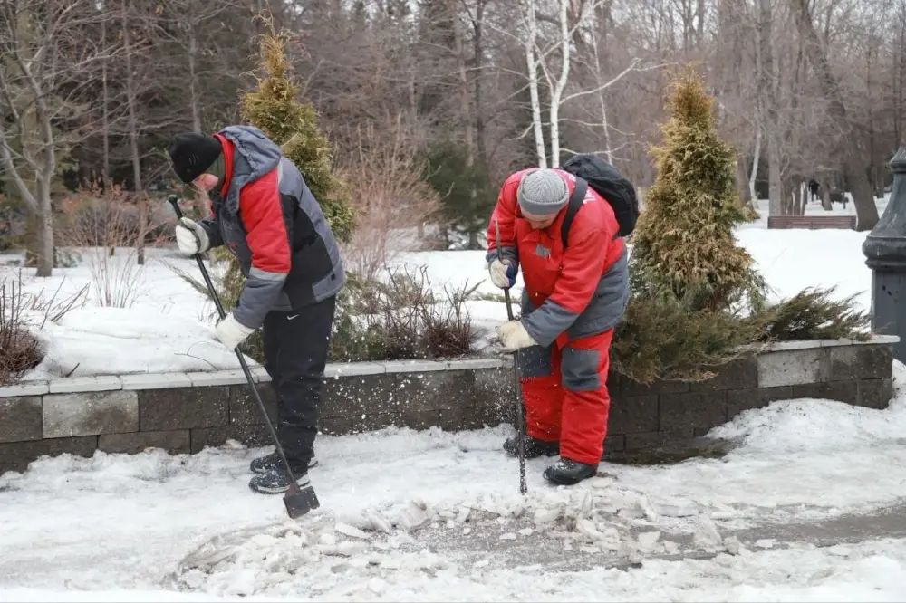 В Усть-Каменогорске в парке имени Жамбыла Жабаева прошёл субботник (2)